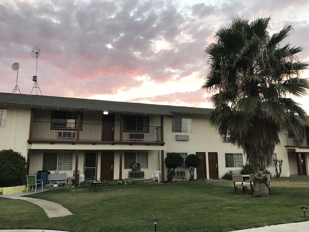 99 Palms Inn & Suites - photo 40