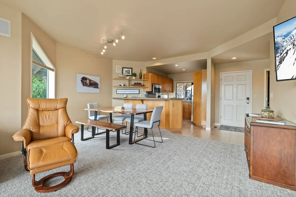 Riverview Retreat Picturesque 2 BDR in Resort in Bend, United States