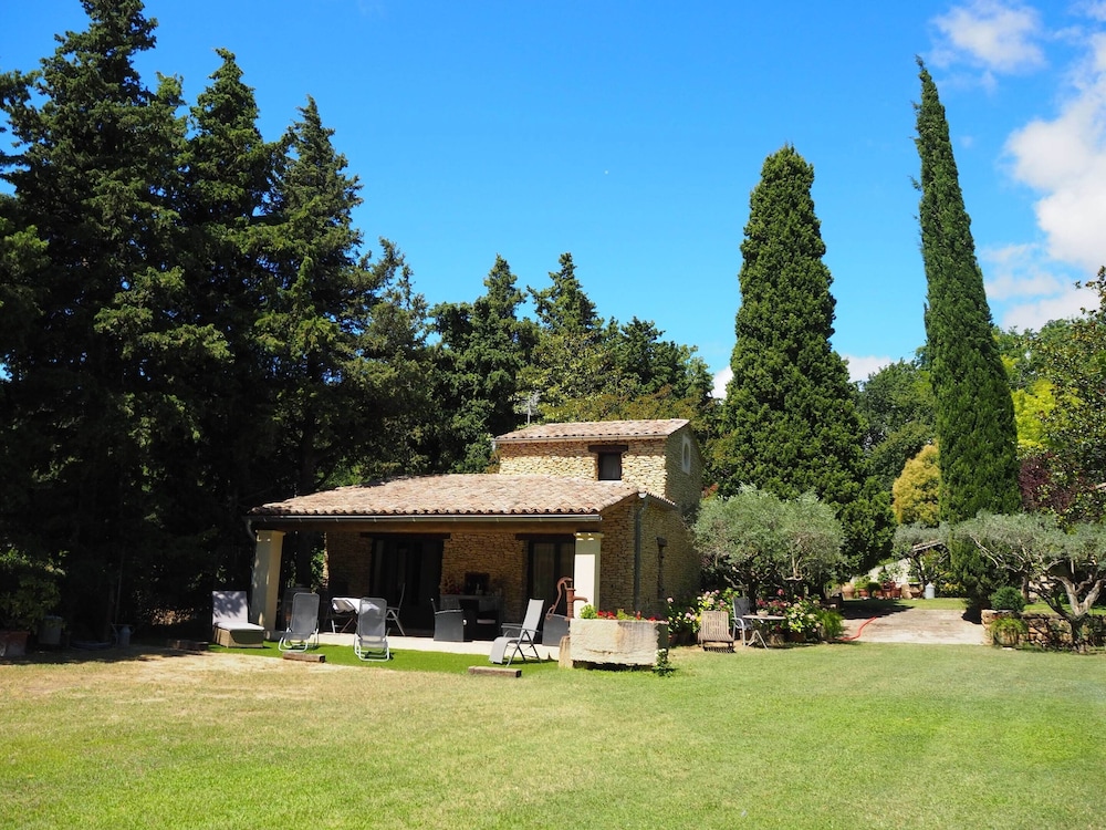 Stone House Near Chateauneuf Du Pape Vineyards — 4-Star Luxury Hotel in Bedarrides, France