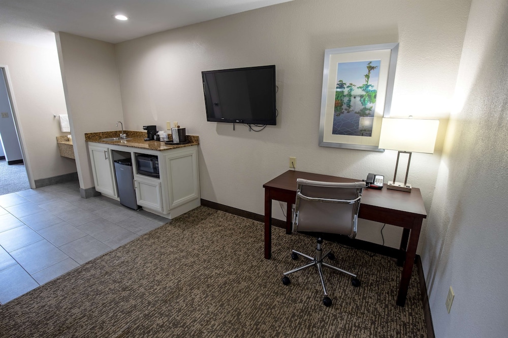 Best Western Plus Vermilion River Inn & Suites - photo 18