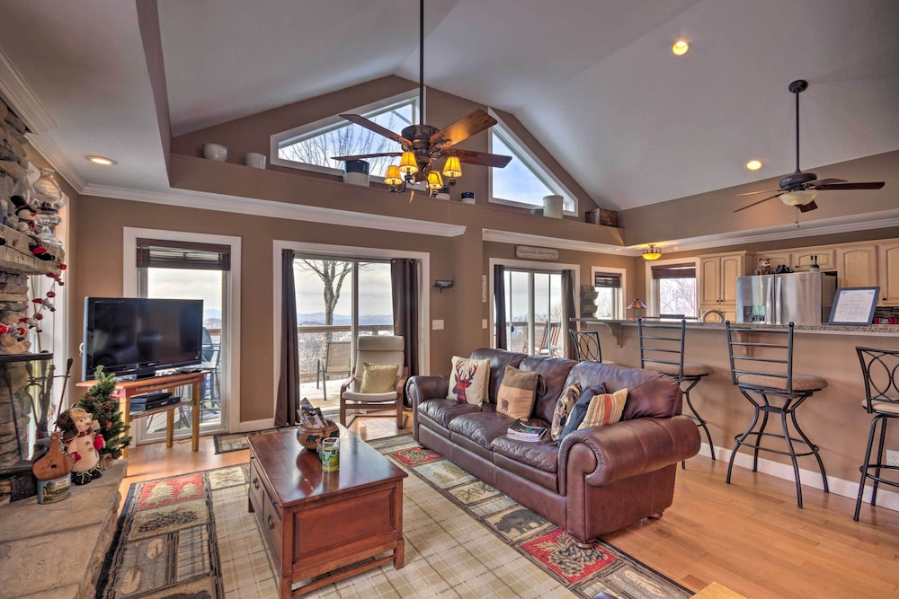 Family Home with Decks and Sunset Views in Beech Mtn — 4-Star Luxury Hotel in Banner Elk, United States