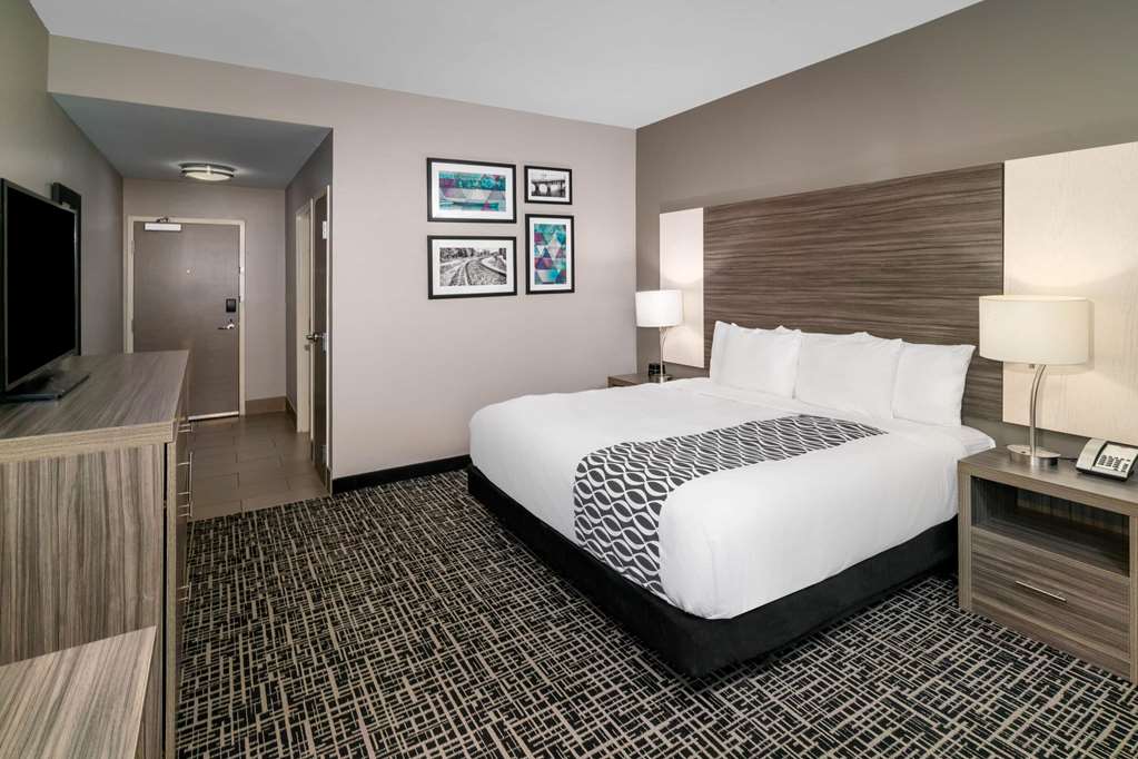 La Quinta Inn & Suites by Wyndham Forsyth - photo 13