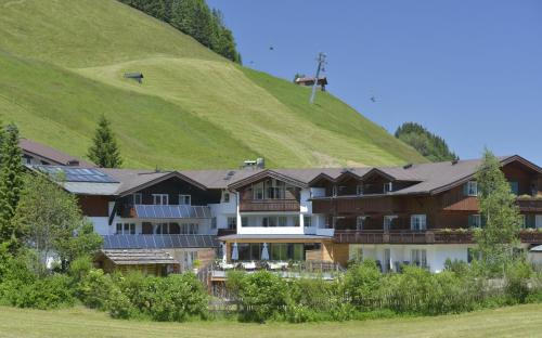 Naturhotel Lärchenhof - carbon neutral hotel in Mittelberg