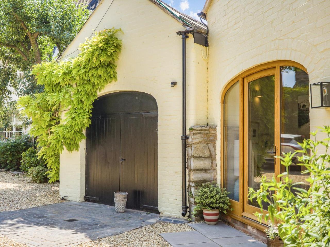 The Old Workshop Cottage — 5-Star Luxury Hotel in Alcester, United Kingdom
