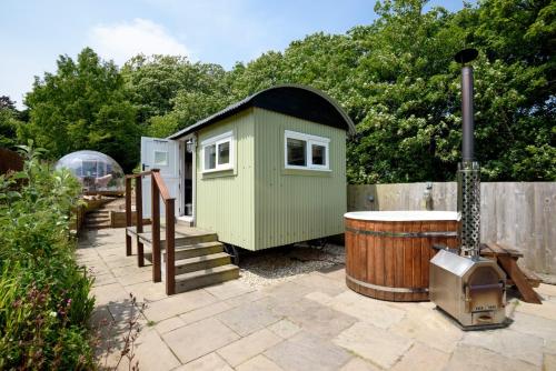 Luxury Coastal Shepherds Hut With Hot Tub Dining Dome A 5 Minute Walk To Pubs And Village — Polperro