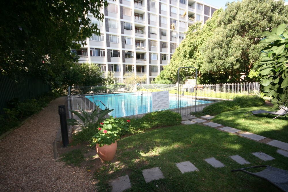 906 St Martini Gardens