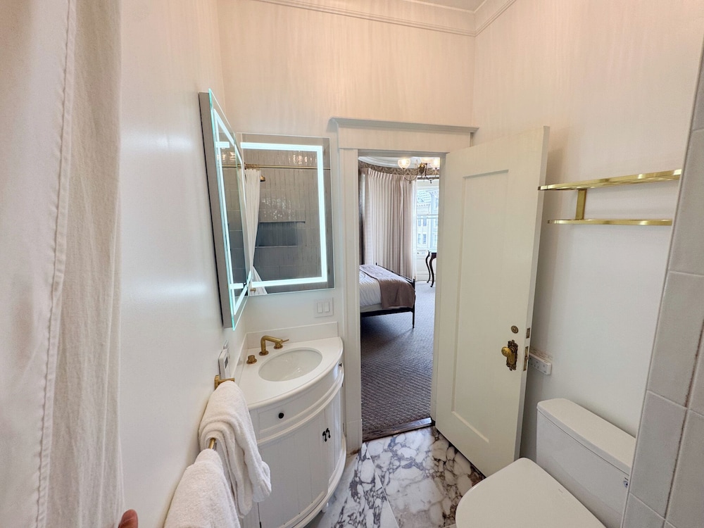 Nob Hill Inn - photo 45