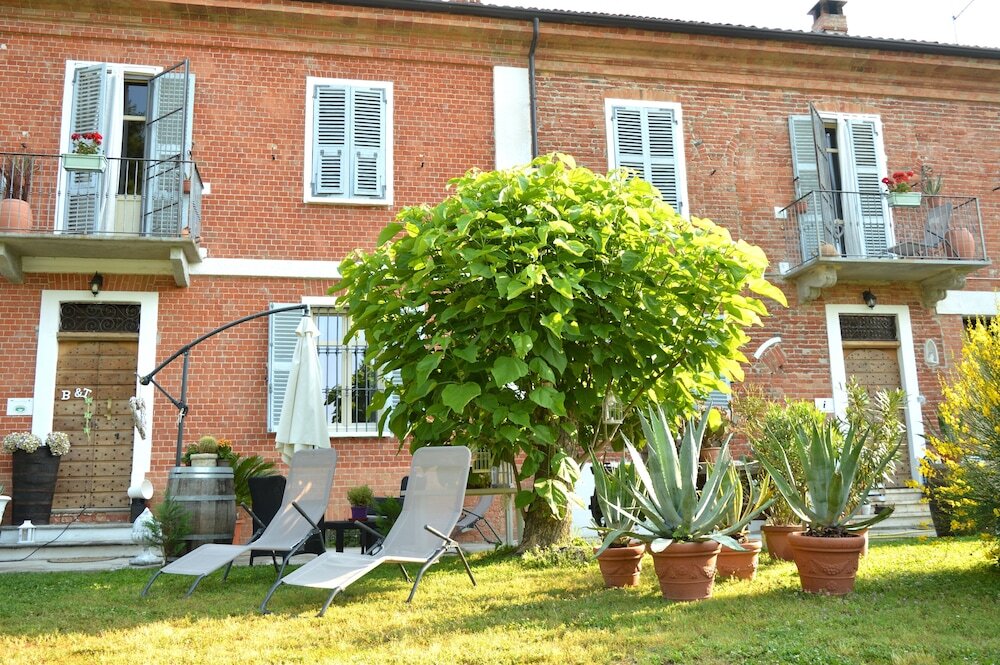 Bed & Tours Dimora di campagna — 4-Star Luxury Hotel in Castelnuovo Belbo, Italy