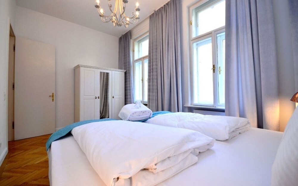 Vienna Residence Colossal Apartment With Balcony and Space for 8 Guests — 4-Star Luxury Hotel in Vienna, Austria