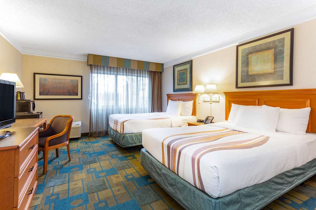 La Quinta Inn & Suites by Wyndham Redding - photo 20