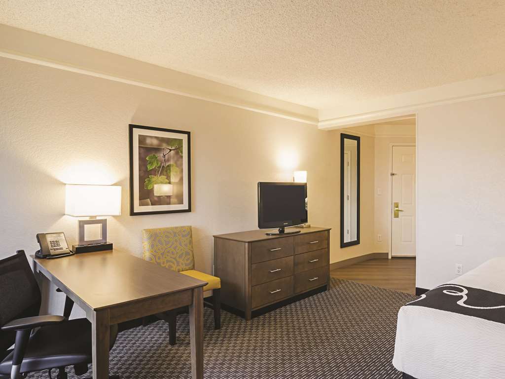 La Quinta Inn & Suites by Wyndham Denver Airport DIA - photo 18
