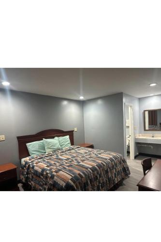 Sky Inn Hotel - photo 8
