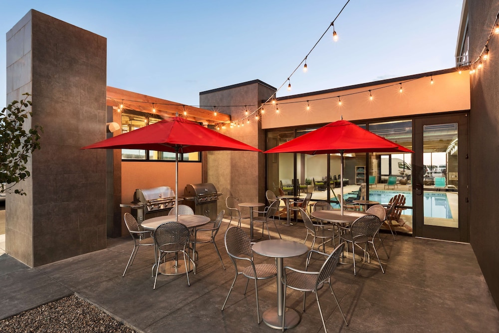 Home2 Suites by Hilton Farmington Bloomfield - photo 16