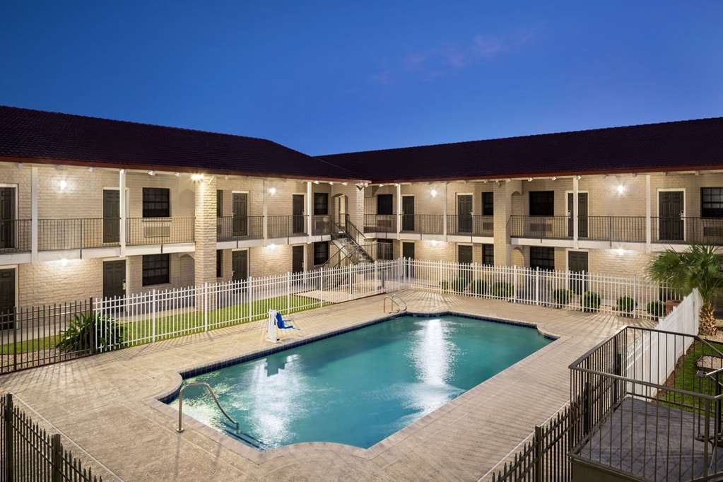 La Quinta Inn by Wyndham Victoria - photo 17