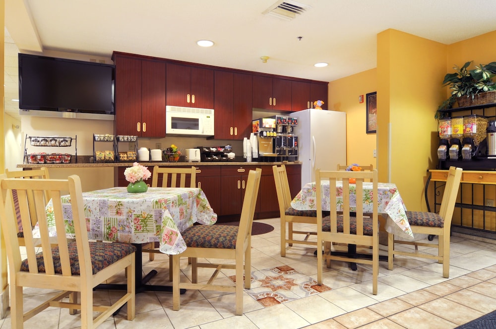 Hometown Inn & Suites Jacksonville Butler Blvd. Southpoint - photo 12