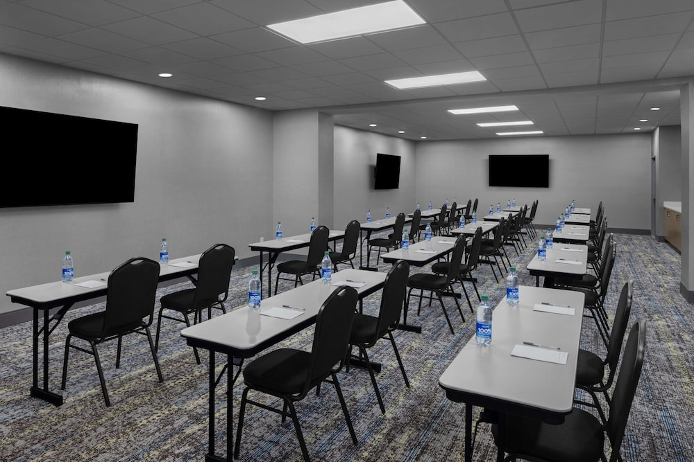 Hampton Inn Cleveland Downtown - photo 27