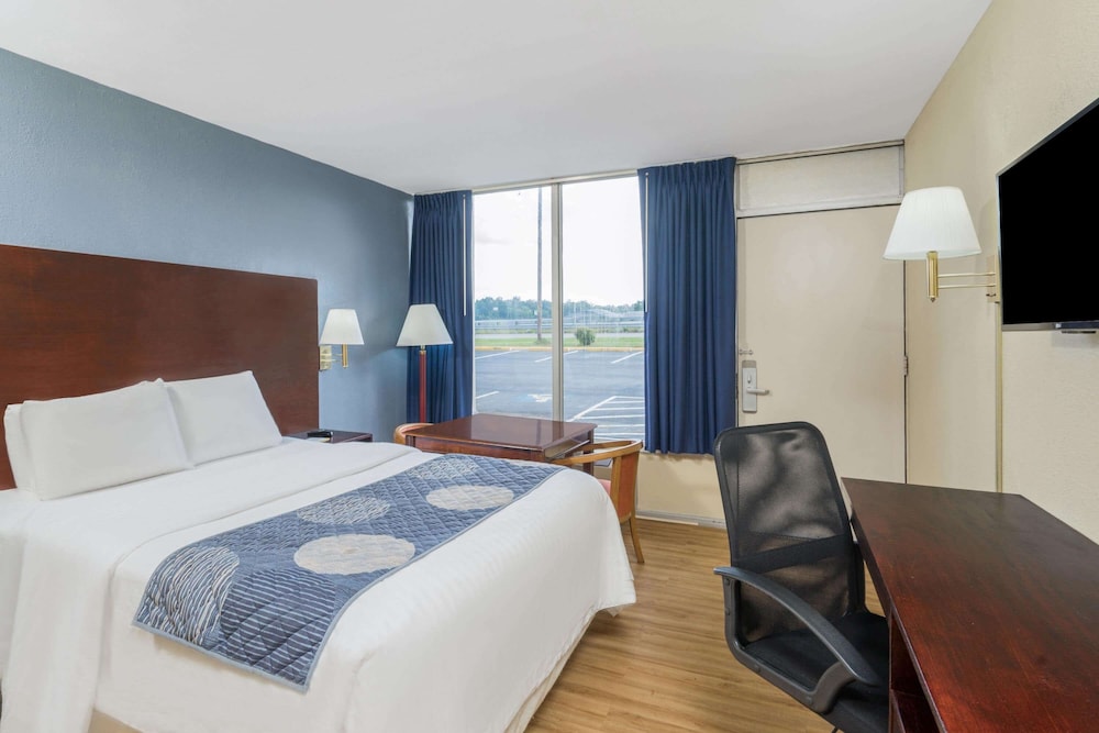 Days Inn by Wyndham Statesville - photo 8