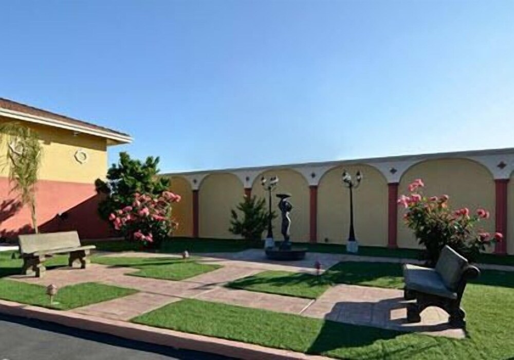 Rodeway Inn & Suites Near The Coliseum & Arena - photo 36