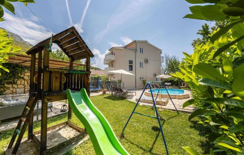 Holiday Home Zrnovnica 06 — 4-Star Luxury Hotel in Zrnovnica, Croatia