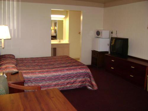 Tiffin Motel - photo 5