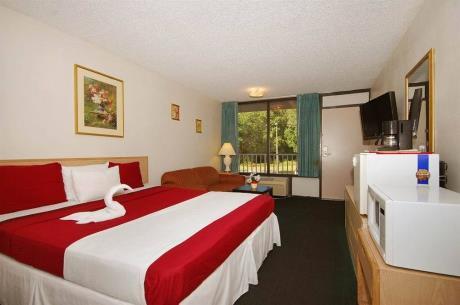 Econo Lodge - photo 9