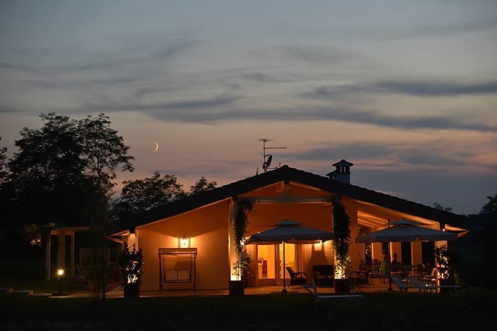 Agriturismo Colle Dei Pivi — 4-Star Luxury Hotel in Ponti Sul Mincio, Italy