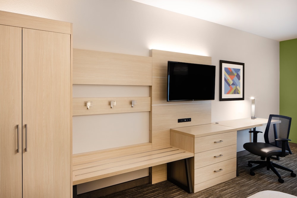 Holiday Inn Express & Suites Ft Myers Beach Sanibel Gateway by IHG - photo 19