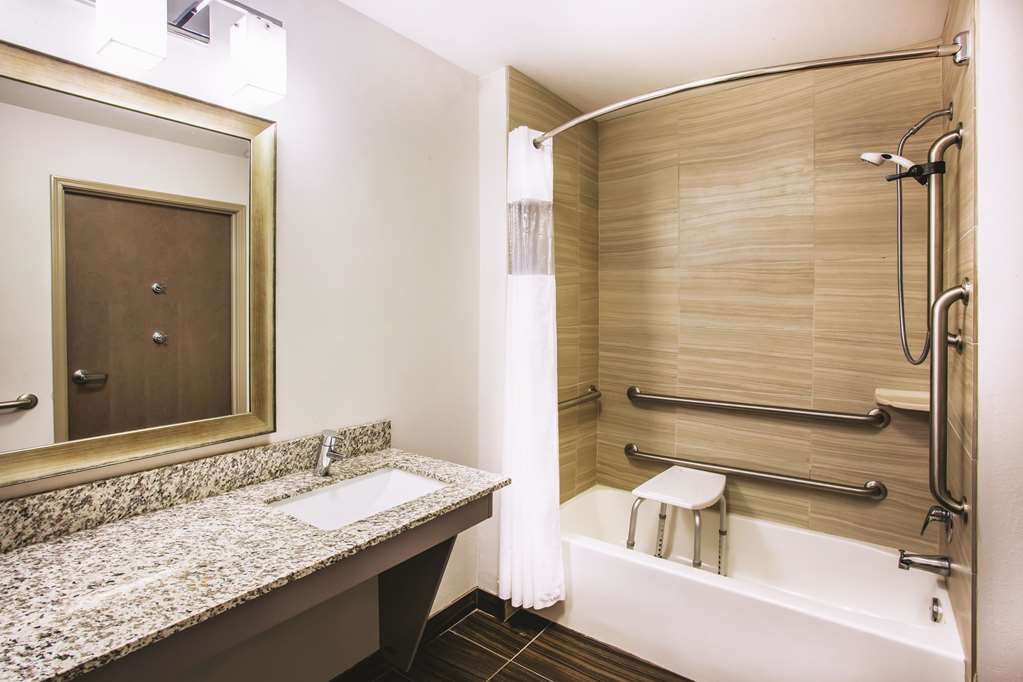 La Quinta Inn & Suites by Wyndham St. Paul Woodbury - photo 17