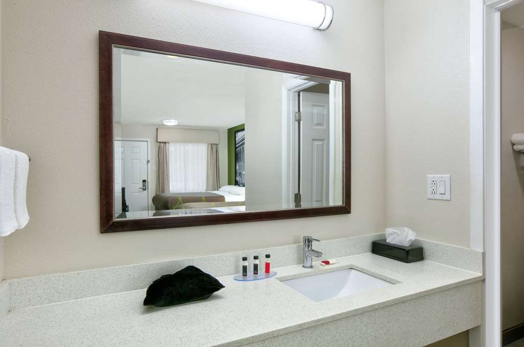 Super 8 by Wyndham Palestine - photo 18