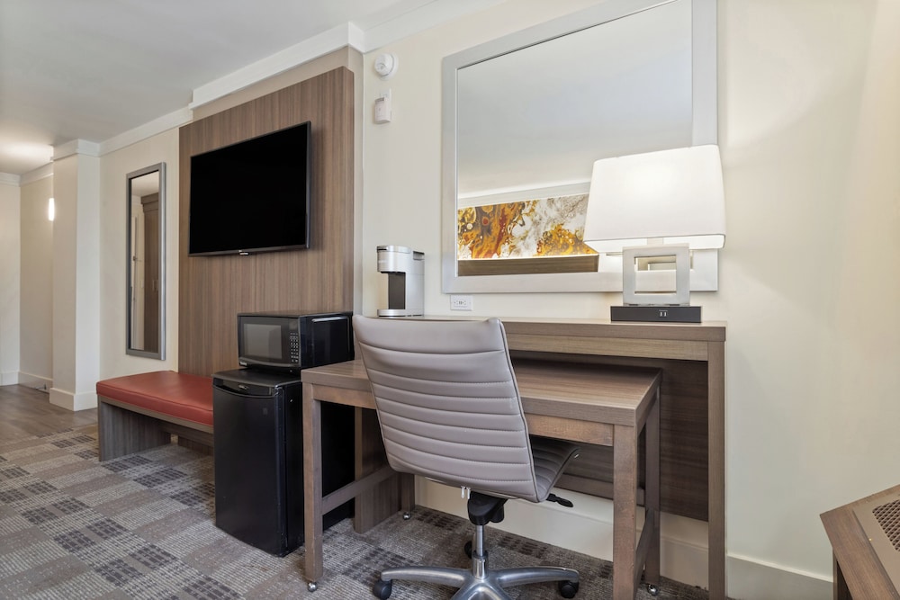 Crowne Plaza Executive Center Baton Rouge by IHG - photo 22