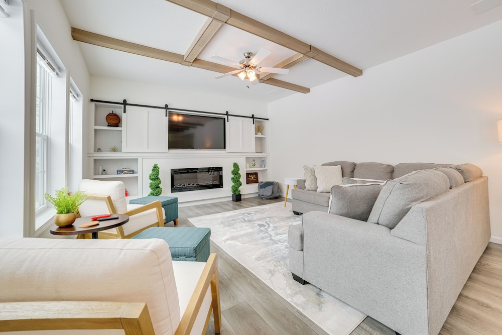 Walk to Beach: Modern Retreat in Presque Isle — hotel in Presque Isle