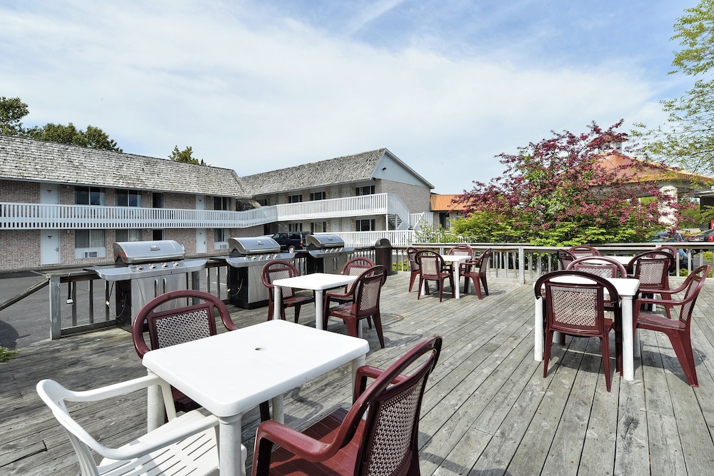 Travelodge by Wyndham Mackinaw City - photo 35