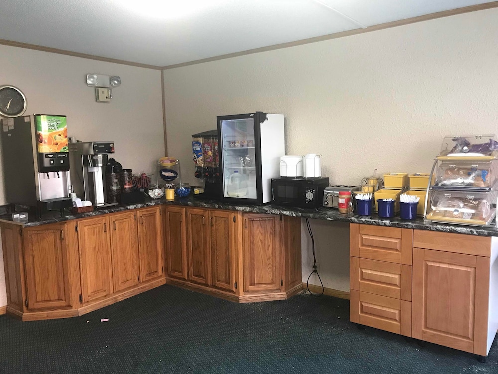 Days Inn by Wyndham Salem - photo 33