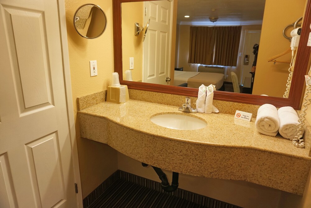Hollywood Inn Express South - photo 25