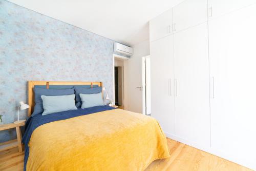 Blue by the River 2 elegant two bedroom in Santos — 4-Star Luxury Hotel in Lisbon, Portugal