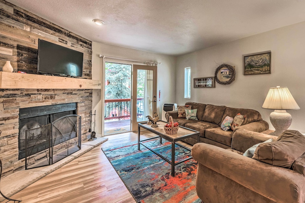 Mountain Lodge w Hot Tub Walk to Grindstone Lake — 4-Star Luxury Hotel in Ruidoso, United States
