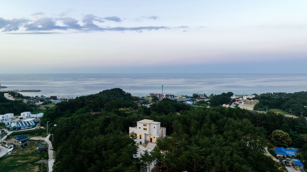 San180 - carbon neutral hotel in Unknown City