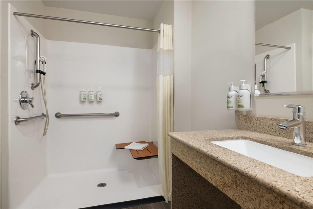 La Quinta Inn & Suites by Wyndham Memphis Wolfchase - photo 22