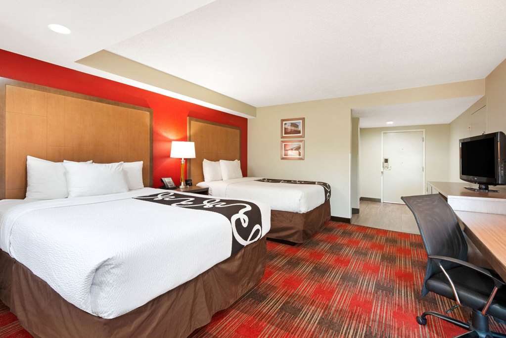 La Quinta Inn & Suites by Wyndham DC Metro Capital Beltway - photo 52