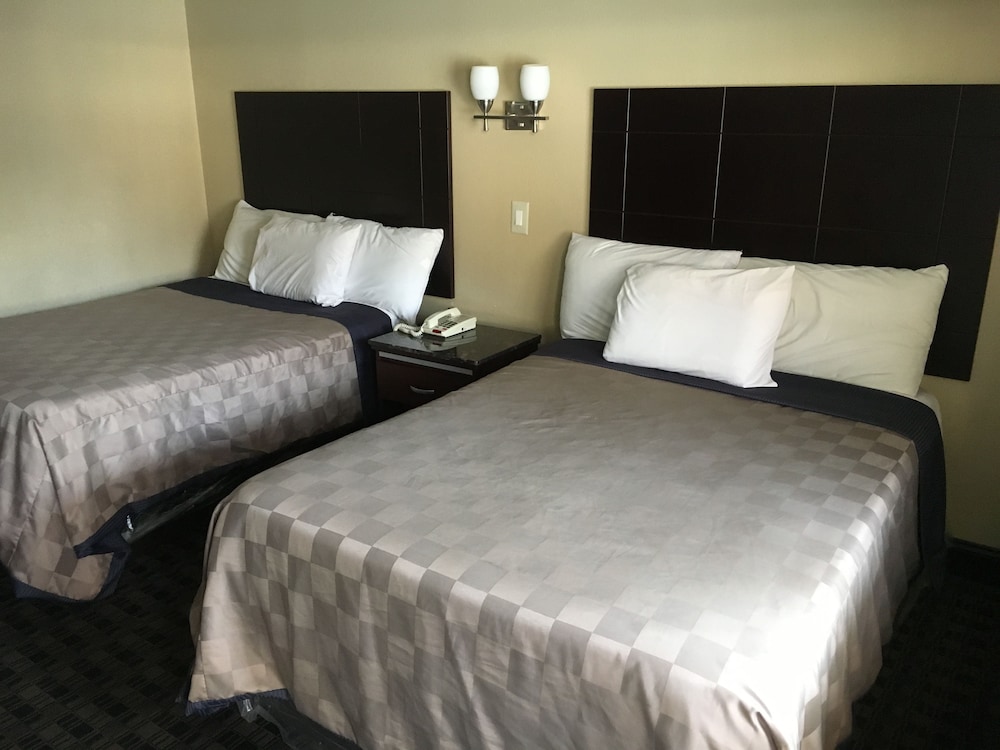 Del Amo Inn - photo 7
