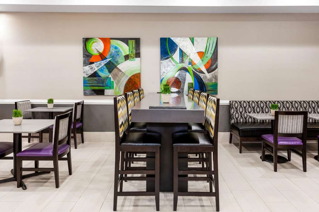 La Quinta Inn & Suites by Wyndham Laredo Airport - photo 8