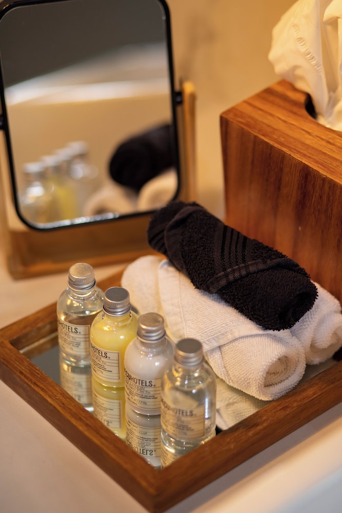 Bathroom amenities
