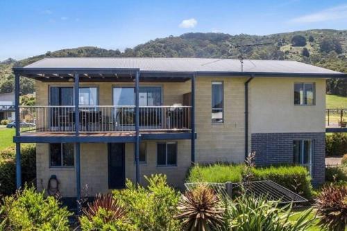 Beachside Bliss with Secure yard l Pet Friendly in Apollo Bay, Australia