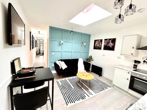 Vibrant Bungalow 2 Bedroom Flat with secure private parking — 4-Star Luxury Hotel in Birmingham, United Kingdom