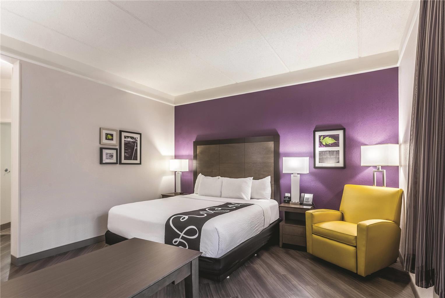 La Quinta Inn & Suites by Wyndham Atlanta Alpharetta - photo 36