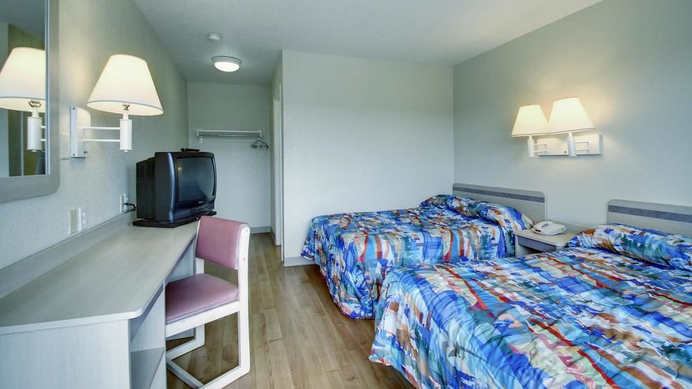 Motel 6 Manhattan - photo 8