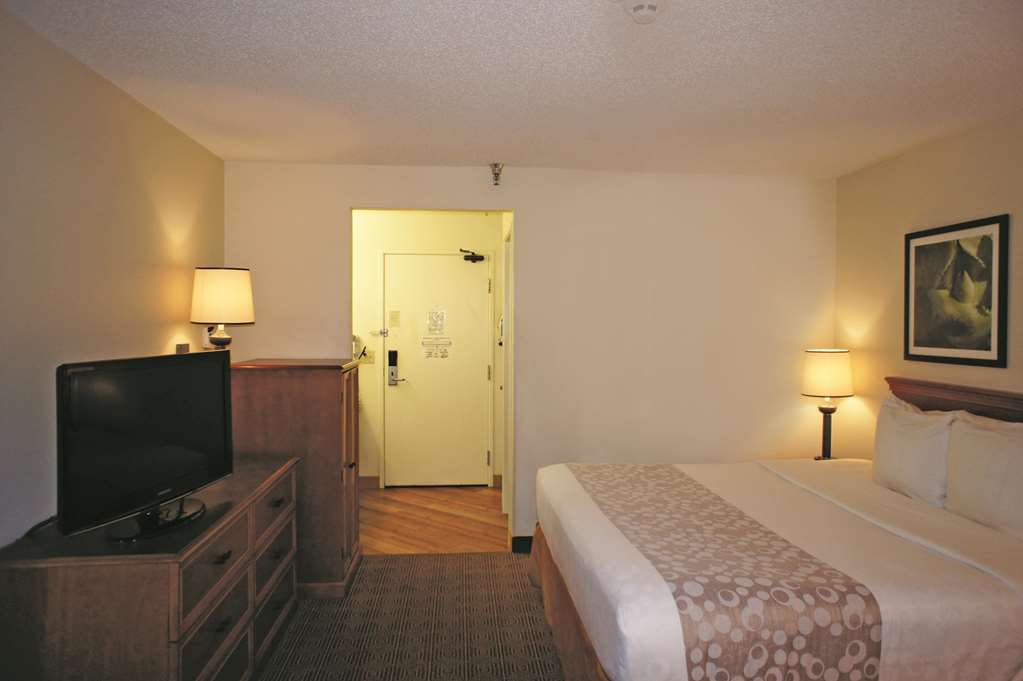 La Quinta Inn & Suites by Wyndham Tampa Brandon West - photo 14