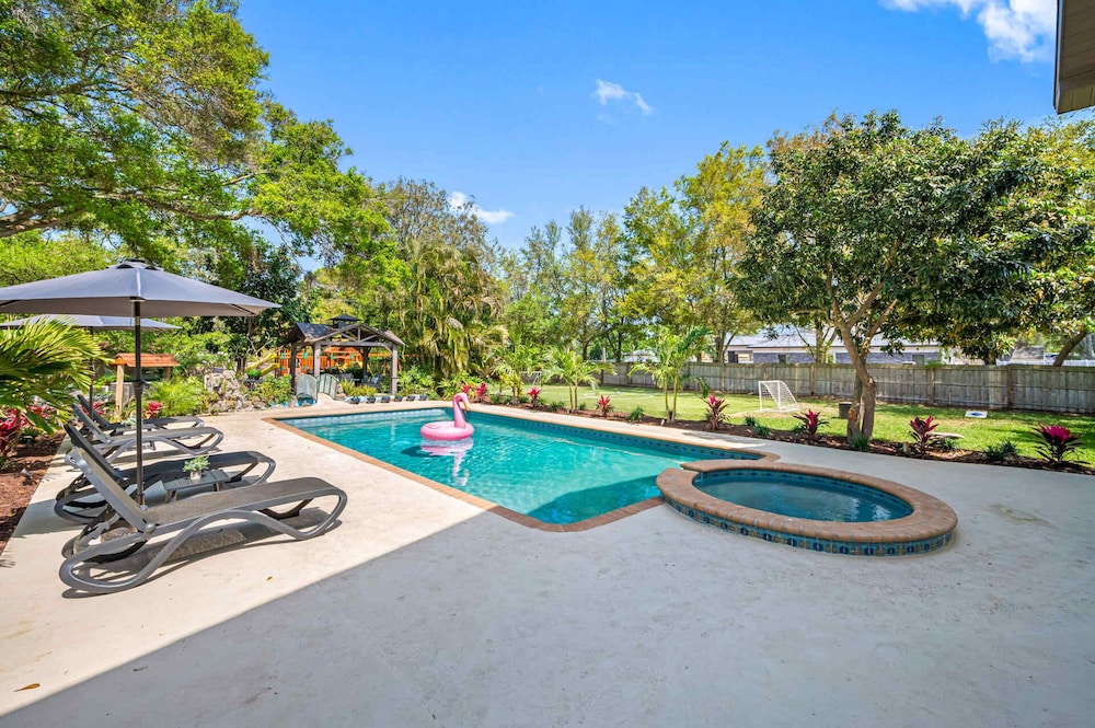 Luxe Largo Retreat: Pool Games Basketball & More — hotel in Largo