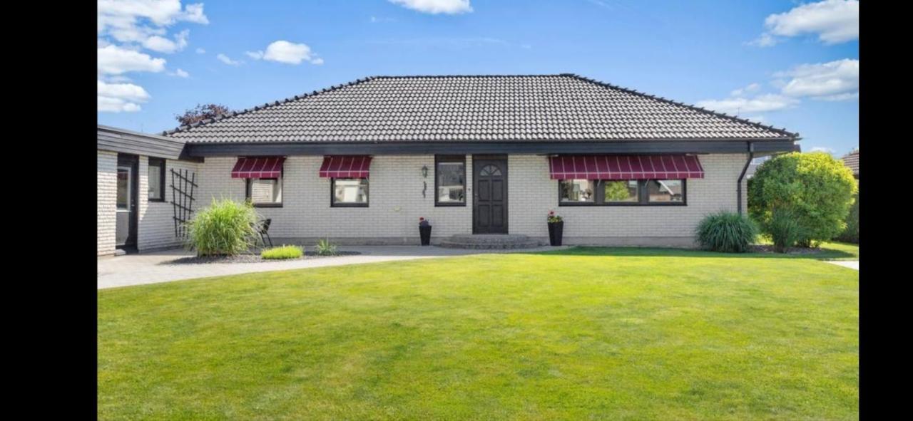 Ferienhaus Kronenpark Angelcamp mit Angelboot Kanus Fahrräder Jakuzzi uvm. — hotel in Bromoella