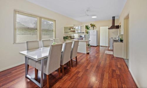 King Bed Walk To Beenleigh Village & Marketplace Bedroom2